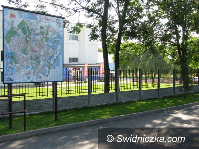 Świdnica: Nowe ogrodzenie przy wejściu na obiekty świdnickiego OSiR–u