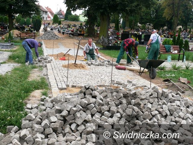Strzegom: Remontują cmentarz