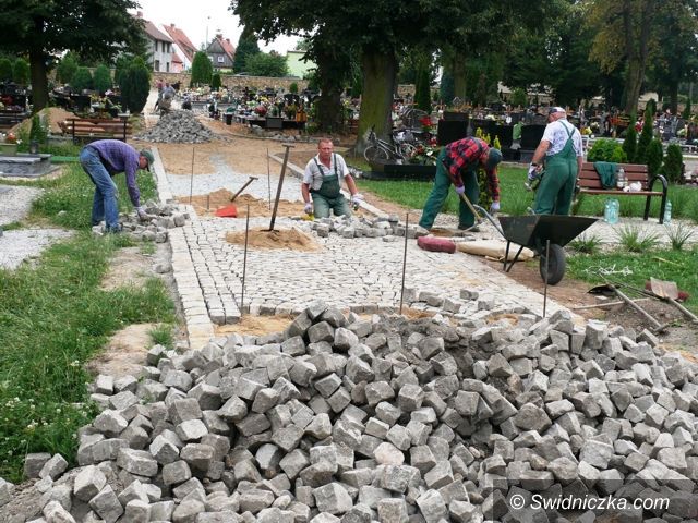 Strzegom: Remontują cmentarz