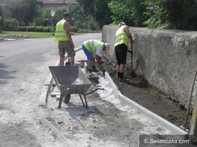 Gmina Żarów: Budują kolejne chodniki