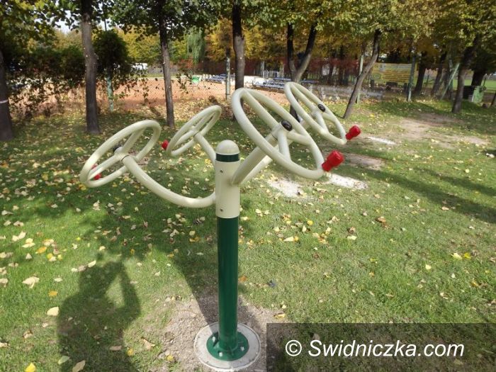 Świdnica: Siłownia pod chmurką na terenie OSiR–u