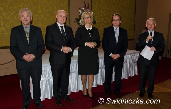 powiat świdnicki: Nagrody i podziękowania dla nauczycieli