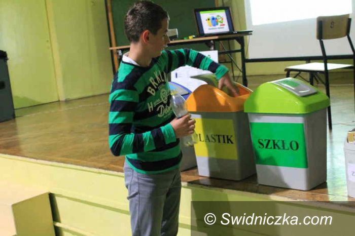 Świebodzice: Gimnazjaliści segregują z głową