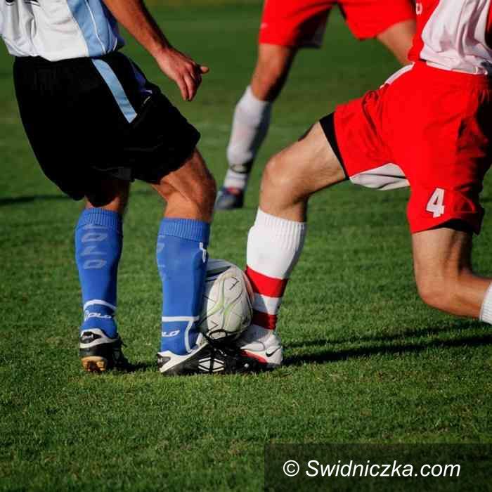 IV-liga piłkarska: AKS wciąż trzyma kontakt z czołówką