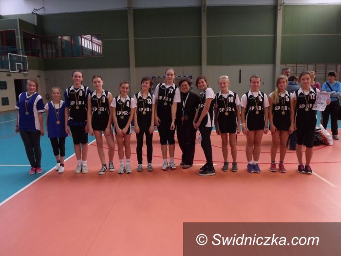 Świdnica: SP 4 najlepsze w mini–kosza