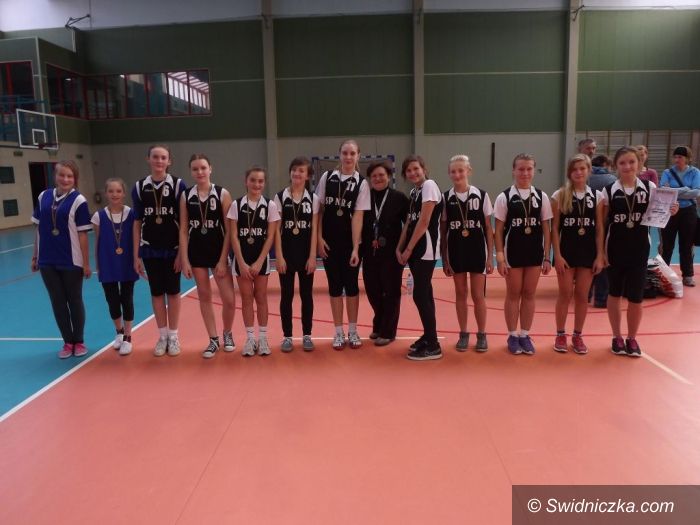 Świdnica: SP 4 najlepsze w mini–kosza