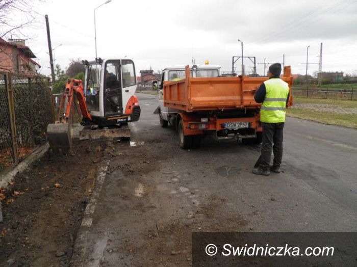Żarów: Nowym chodnikiem do szkoły