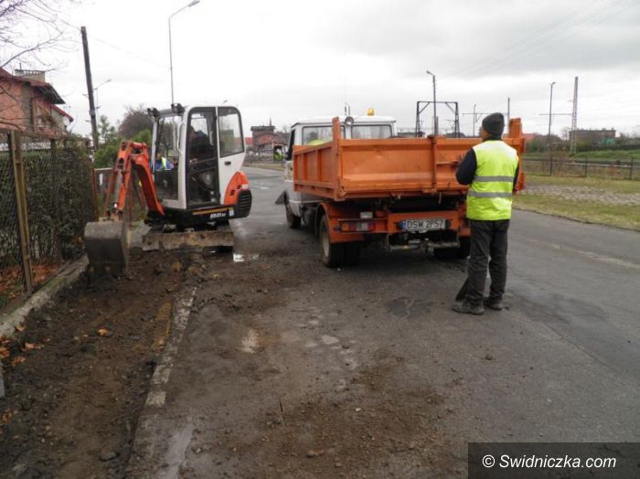 Żarów: Nowym chodnikiem do szkoły