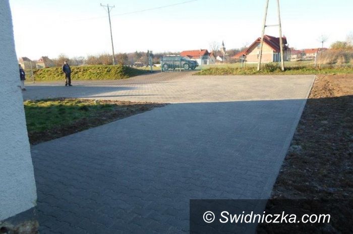 Roztoka: Estetyczniej przed świetlicą