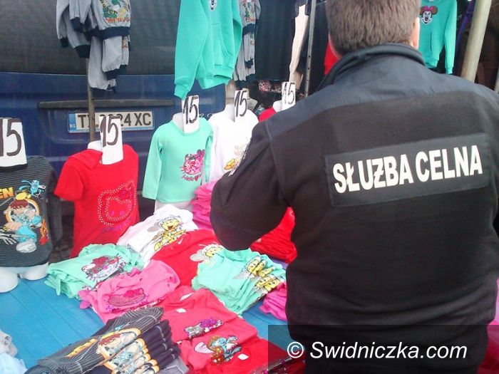 Strzegom: Podróbki na targowisku w Strzegomiu