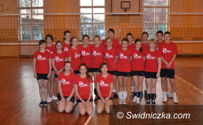 Świdnica: Święty Mikołaj odwiedził klasę siatkarską Gimnazjum nr 3