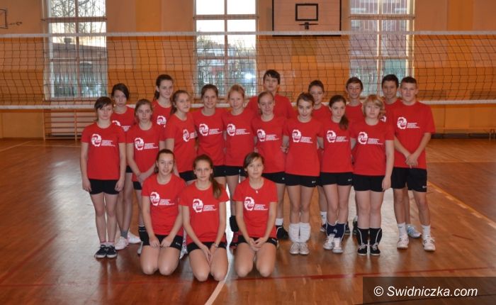 Świdnica: Święty Mikołaj odwiedził klasę siatkarską Gimnazjum nr 3