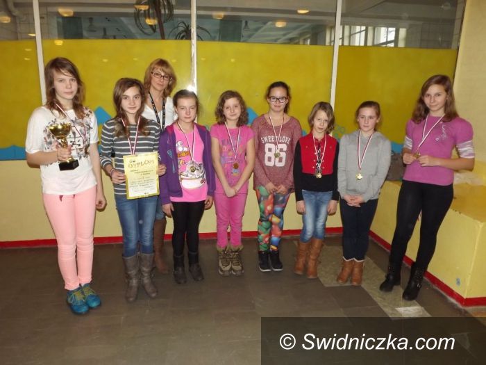 Świdnica: Pływacy z SP 4 bezkonkurencyjni w sztafetach pływackich