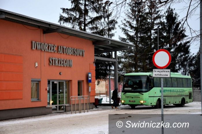 Strzegom: Dworzec pod sterami urzędu