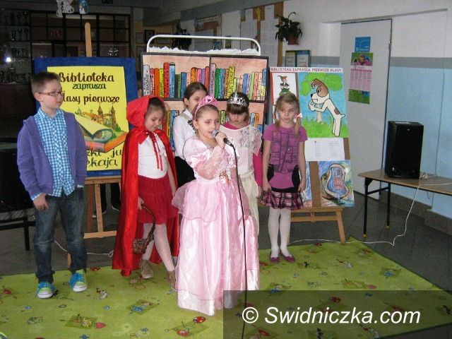 Świdnica: Pasowanie pierwszoklasistów na czytelnika biblioteki szkolnej