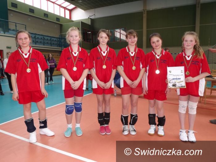 Świdnica: Młode siatkarki z SP 1 najlepsze w mieście