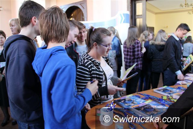 Świebodzice: Blisko siedmiuset uczniów na Targach Kariery