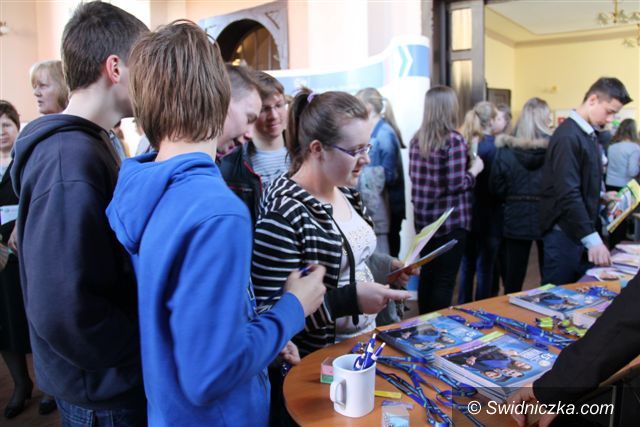 Świebodzice: Blisko siedmiuset uczniów na Targach Kariery