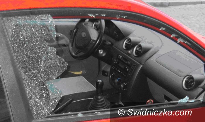 Świdnica: Rzucał po pijaku kostkami brukowymi