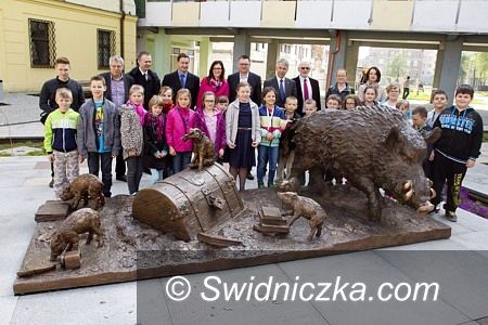 Świdnica: Dziki opanowały skwer przy ul. Franciszkańskiej