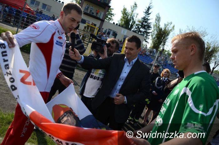 Świdnica: Zbigniew Bródka spotkał się z młodzieżą i wsparł strażaków [FOTO/VIDEO]