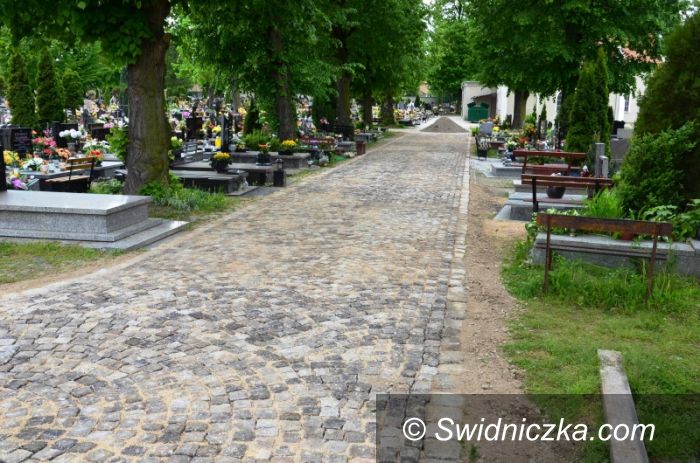 Strzegom: Remontują alejki na cmentarzu