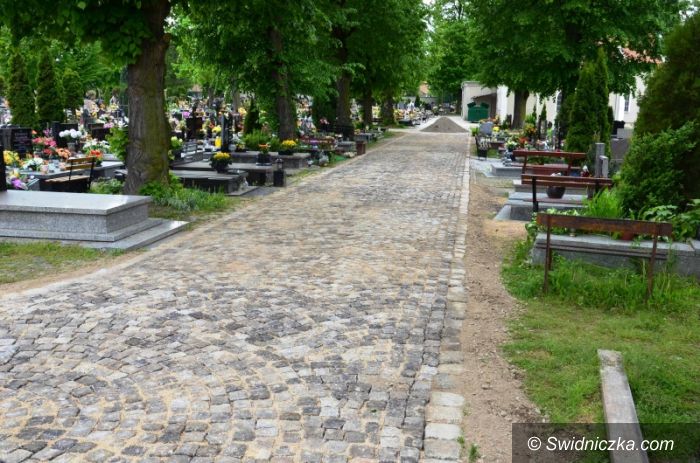 Strzegom: Remontują alejki na cmentarzu