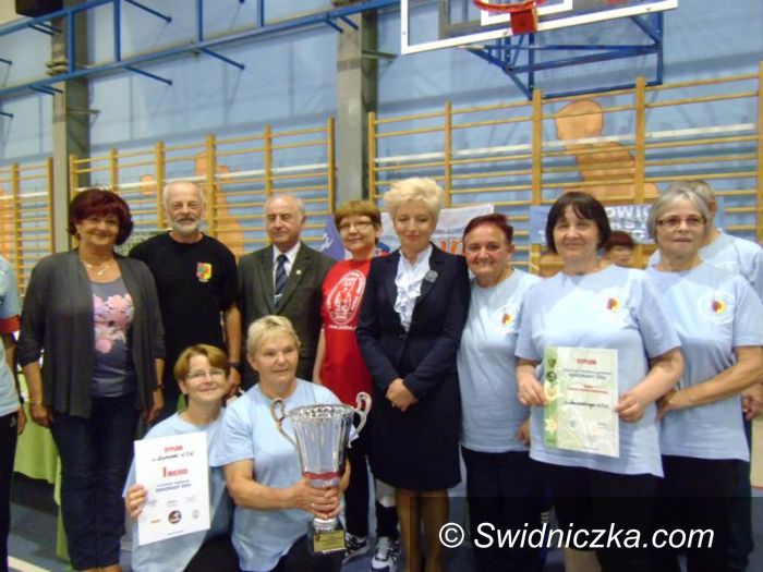 Żarów: Grad medali dla studentów UTW