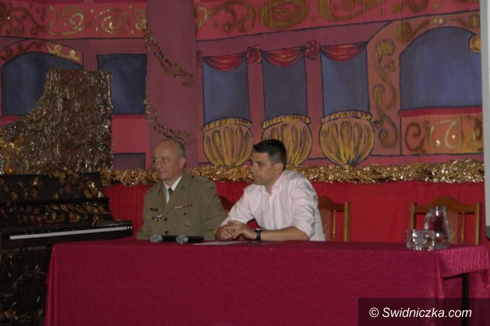 Strzegom: Pułkownik w strzegomskim LO. Inauguracja klasy mundurowej