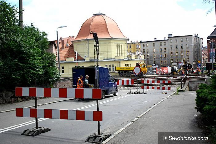 Wałbrzych: Trwają prace przy remoncie przejazdu kolejowego w Wałbrzychu