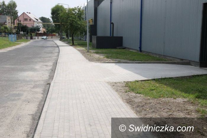 Świebodzice: Nowa nawierzchnia chodnika na ul. Długiej w Świebodzicach