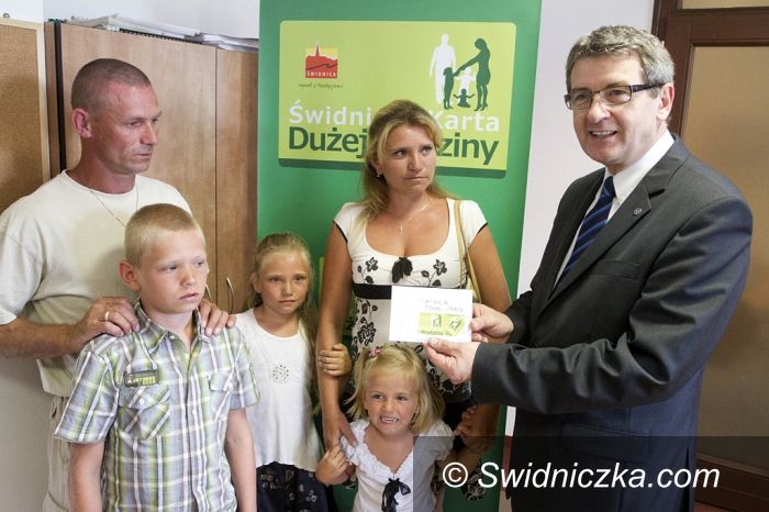 Świdnica: 1.000 Świdniczan ma Kartę Dużej Rodziny!