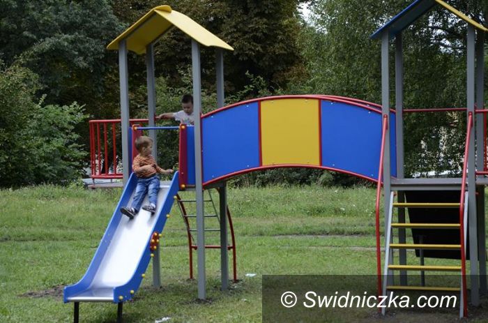 Żarów: Nowe urządzenia na placu zabaw