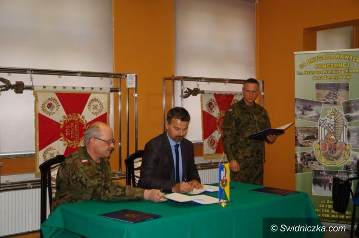 Żagań: Porozumienie o współpracy strzegomskiego LO z 34 Brygadą Kawalerii Pancernej podpisane