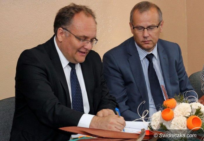 Gmina Dobromierz: Umowy na termomodernizację szkół podpisane