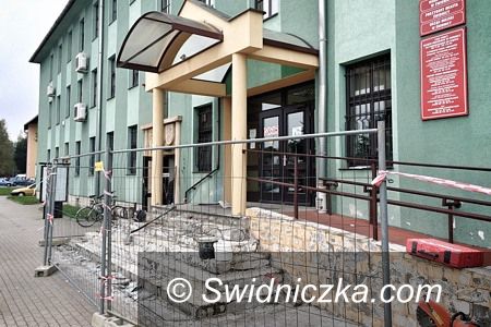 Świdnica: Wejście do Urzędu Miejskiego w innym miejscu