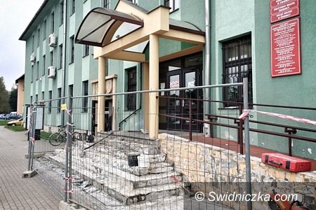 Świdnica: Wejście do Urzędu Miejskiego w innym miejscu