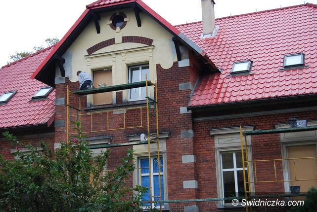 Marcinowice: Zabytkowy budynek Szkoły Podstawowej w Marcinowicach odzyskuje swój blask