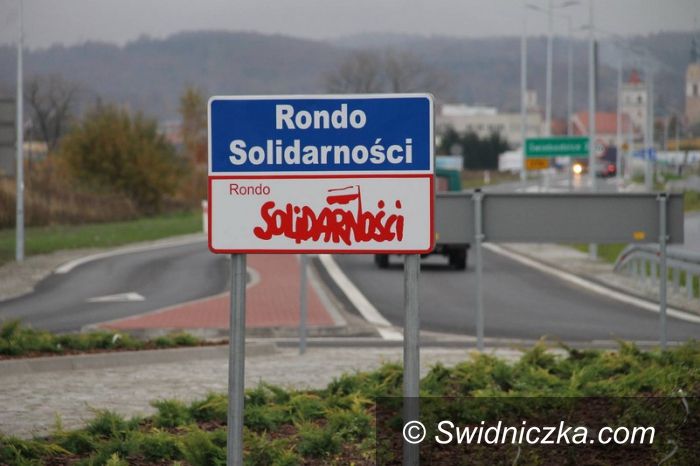 Świebodzice: Kierowcy jeżdżą przez rondo Solidarności