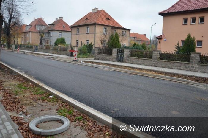 Strzegom: Przebudowa dróg w Strzegomiu z problemami