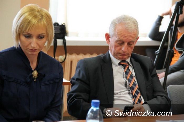 powiat świdnicki: Powiat nie odda szkół