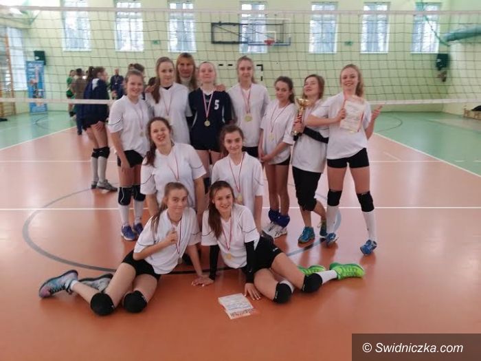 Świdnica: Siatkarki z G–1 najlepsze w strefie