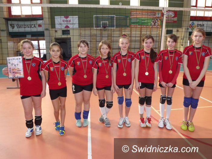 Świdnica: Trójki dziewcząt pod dyktando zawodniczek z SP 6