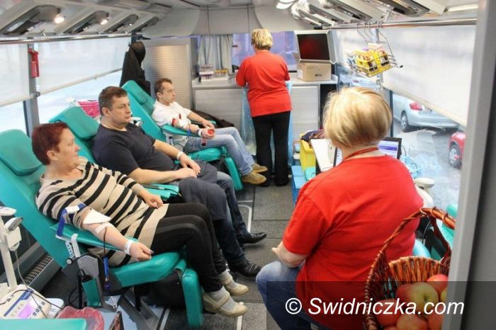 Świebodzice: Krwiobus i pyszne jabłka