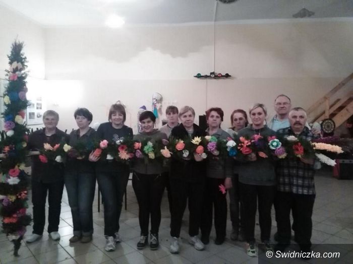 Ża: Gospodynie szykują palmy wielkanocne