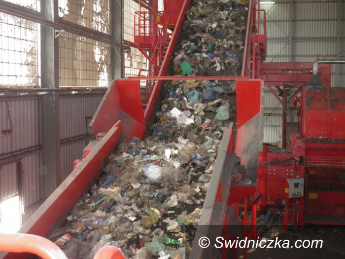Żarów: Wyrzucasz śmieci do rowu? Zrobią Ci zdjęcie!