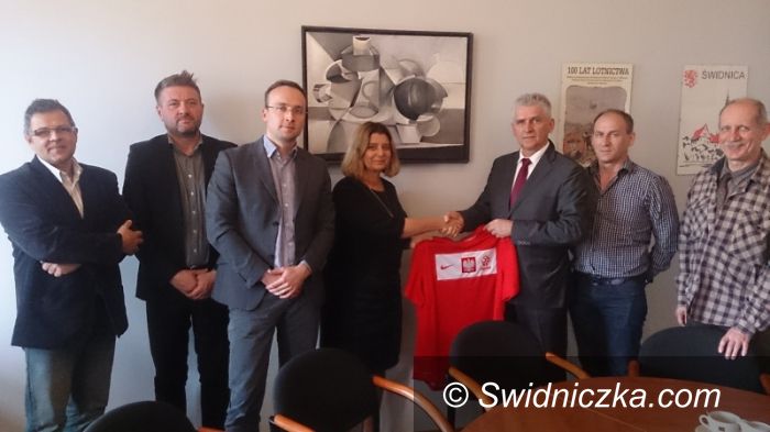Świdnica: Ośrodek Szkolenia Sportowego w Świdnicy – piłka nożna dziewcząt!