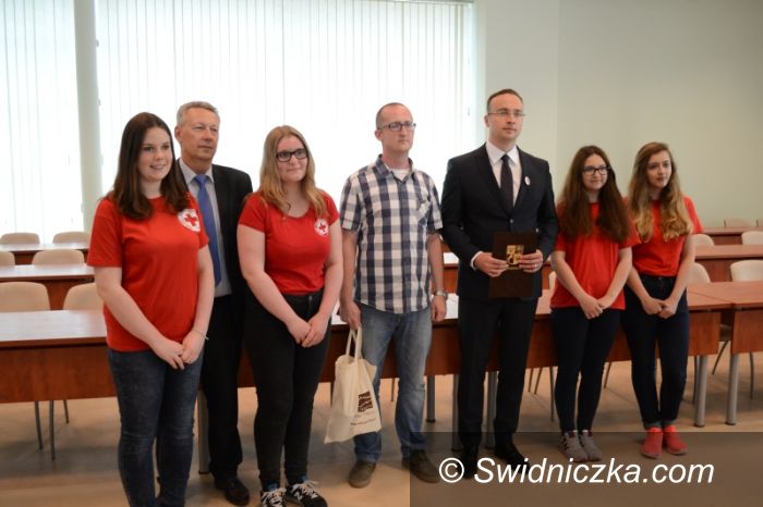 Świdnica: Wynik zbiórki krwi oraz wręczenie Odznaki Zasłużonego Honorowego Dawcy Krwi
