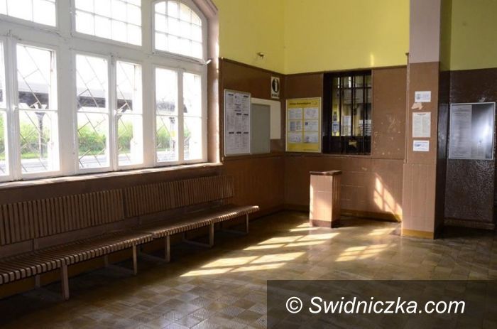Żarów: Dworzec PKP w Żarowie bez kasy biletowej