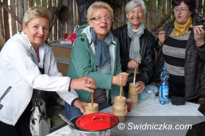 Świebodzice: Seniorzy piekli chleb